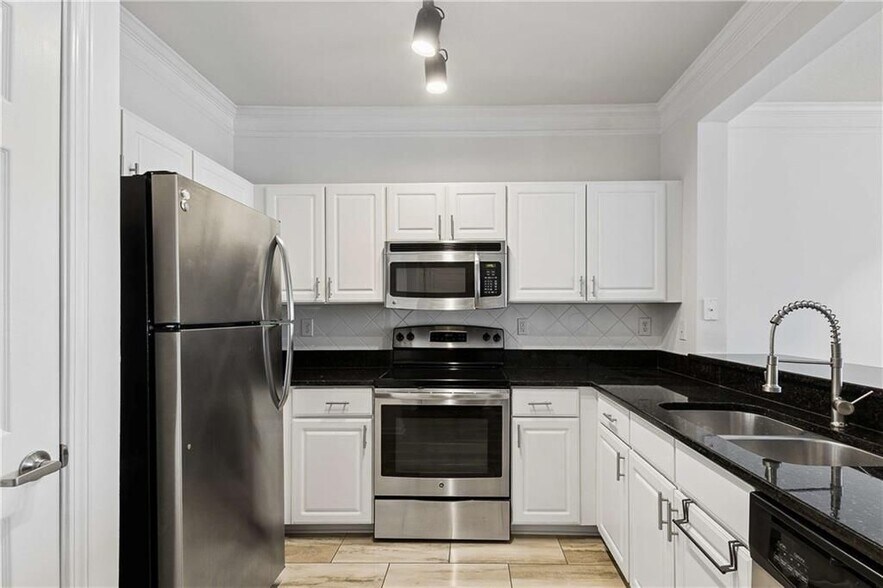Building Photo - 1850 Cotillion Dr