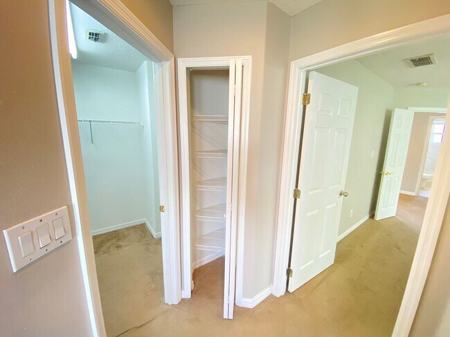 Building Photo - Spacious 4/3 Single Family Home!!