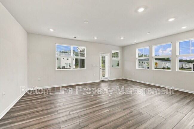 Building Photo - 5000 Arkose Dr
