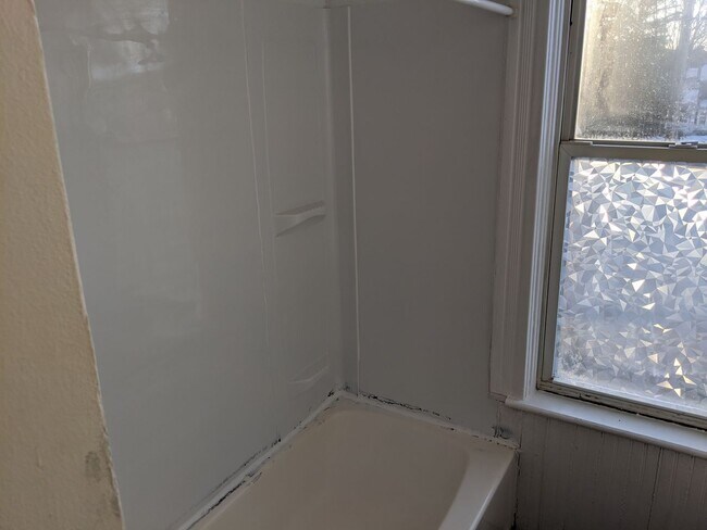 Building Photo - 5 bed 2 bath Single Family Home in Wausau