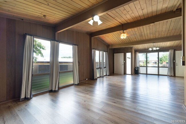 Building Photo - Fully Renovated 3BR/2BA/2Car Garage in Pea...