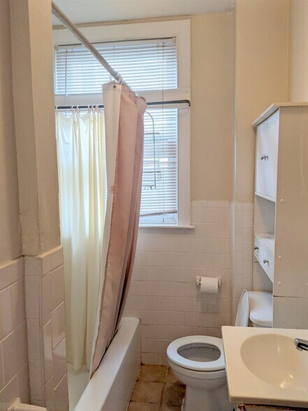 Building Photo - 1102 Broadway