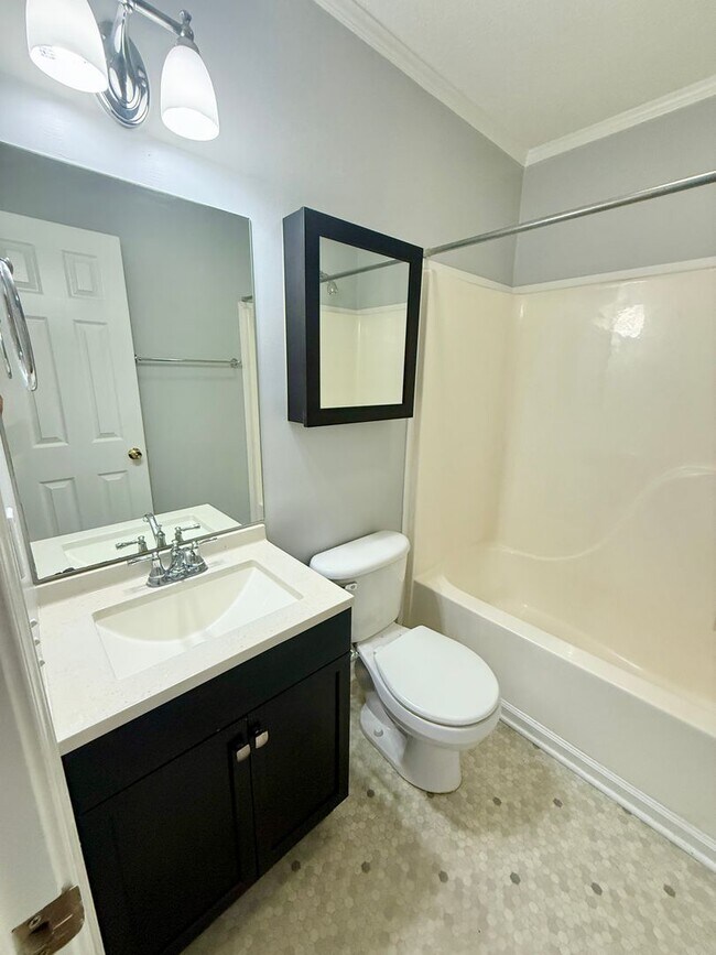 Building Photo - 3 Bed 2 Bath home with pool and lawncare included for $1825!!!