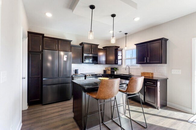 Building Photo - 2433 Bucklin Dr