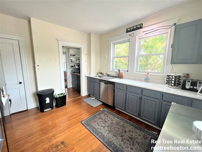 Building Photo - 10 Perkins St