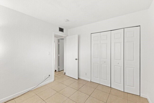 Building Photo - 2106 S Cypress Bend Dr