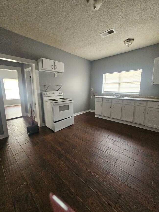 Building Photo - Available now! MOVE IN SPECIAL $200 OFF FIRST MONTHS RENT!! THIS PROPERTY IS SECTION 8 FRIENDLY!