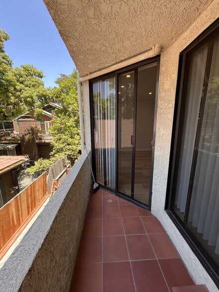 Building Photo - 2107 N Beachwood Dr