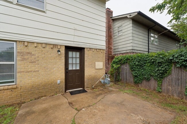 Building Photo - 3 bedroom 2.5 bath - NW Highway and Rockwell