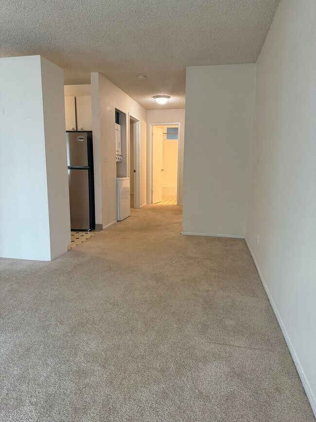 Building Photo - Refreshed Rental Rate One-Bedroom Condo Lo...