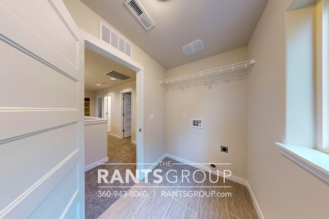 Building Photo - Beautiful Home! Easy JBLM Commute!