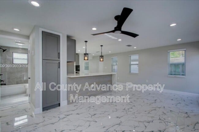 Building Photo - 425 Orangewood Dr