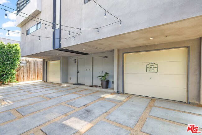 Building Photo - 818 N Hobart Blvd