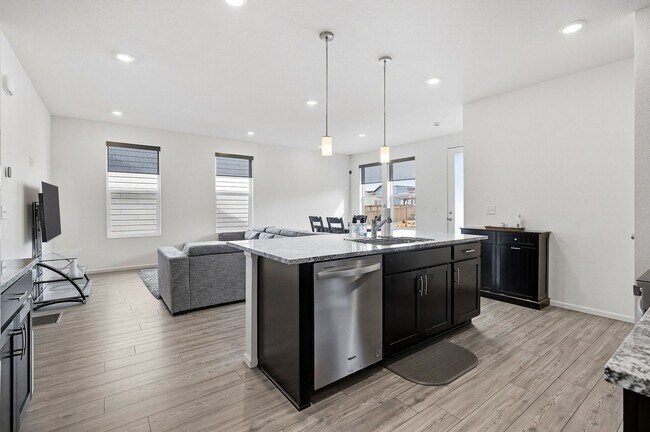 Building Photo - Modern Home in Brighton!