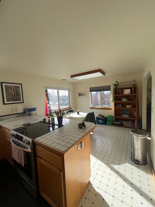 Building Photo - 2-Bedroom 1-Bathroom Apartment  W/ utiliti...