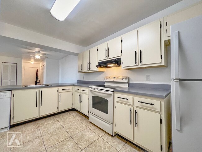 Building Photo - Beautiful 2 Bed 2 Bath Condo Located in Ca...