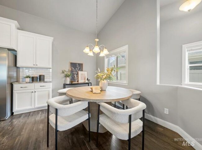 Building Photo - Beautiful North Meridian Home with Upgrade...