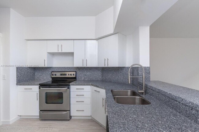 Building Photo - 3255 NE 184th St