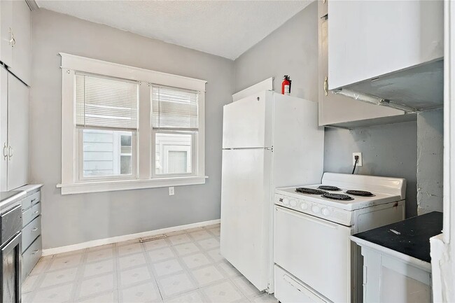 Building Photo - 452 8th Ave SW