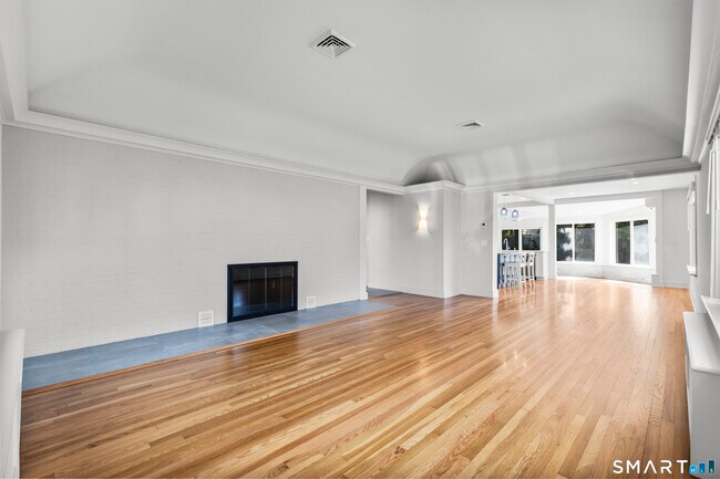 Building Photo - 25 Crescent Bluff Ave