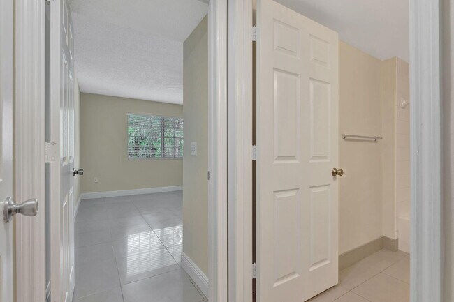 Building Photo - 5055 Wiles Rd