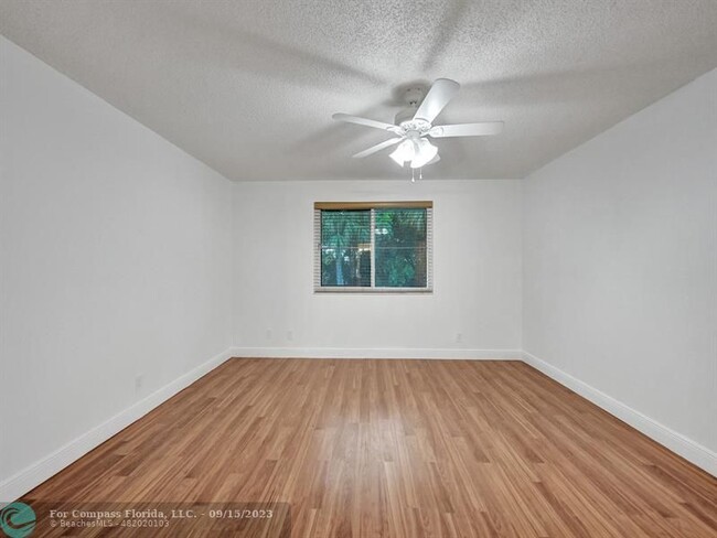 Building Photo - 9845 Riverside Dr