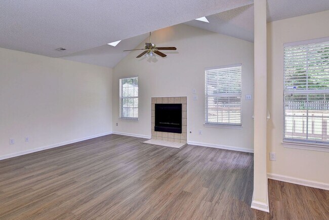 Building Photo - Convenient Coventry Home