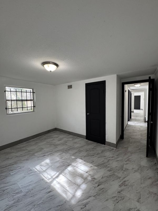 Building Photo - 929 W 27th St