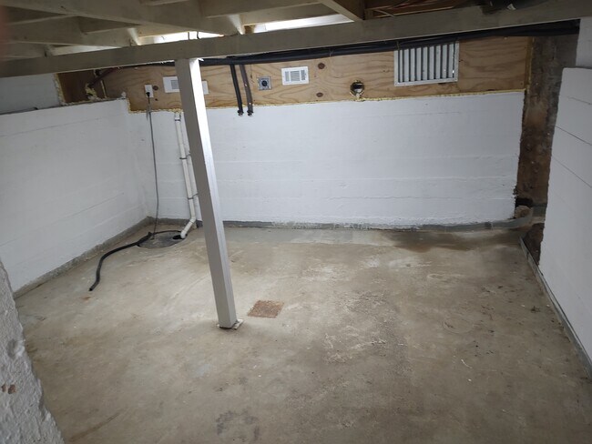 Crawl space with washer/dryer hook ups - 4011 Bandy Rd