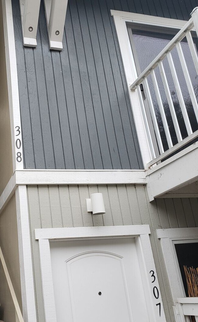 Building Photo - 2Bd/1Ba Clean Condo near Sunny Cove! ( Co-signors now accepted!)