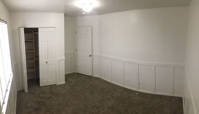 Building Photo - Large 4 Bed Townhome
