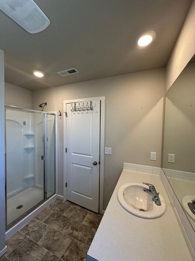 Building Photo - ? Modern 3-Bedroom Townhouse with Bright O...