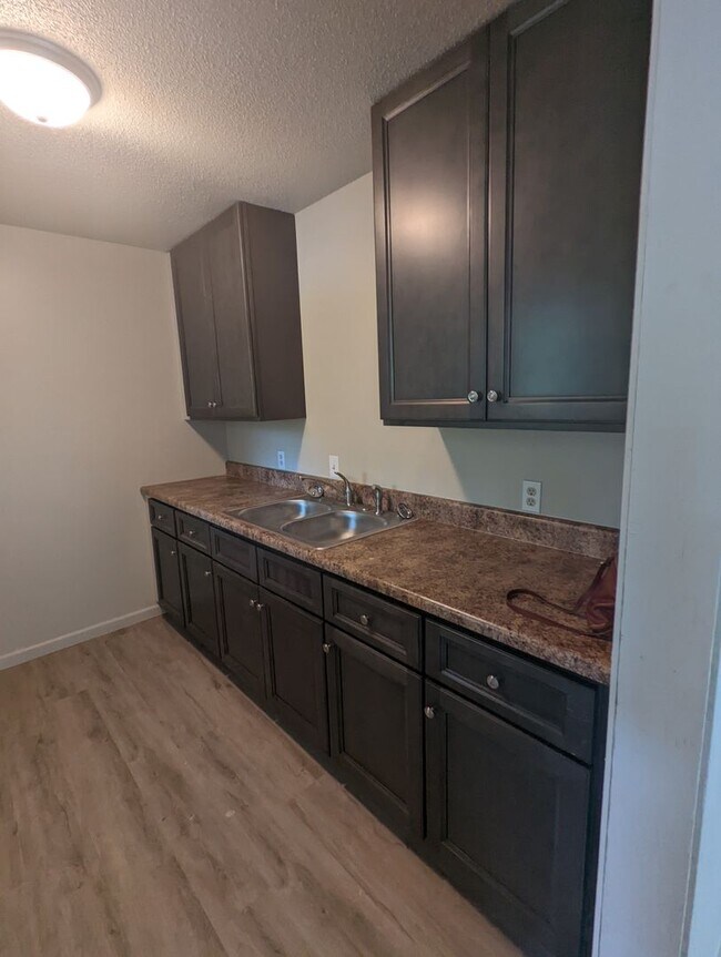 Building Photo - Upstairs 2 Bedroom Apartment