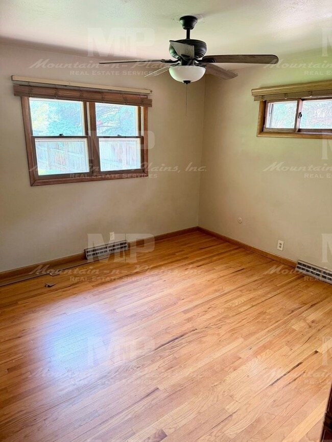 Building Photo - 1321 Lakewood Dr