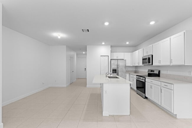 Building Photo - 4667 Hollister Ave