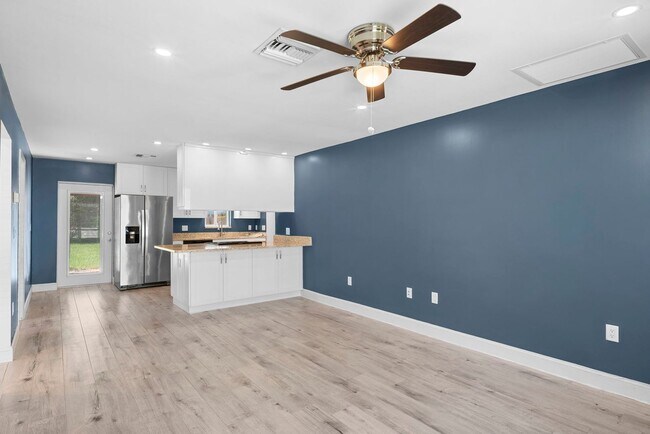 Building Photo - Renovated 3 Bed, 2 Bath Annual Rental in Naples Park