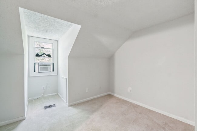 Building Photo - Wonderful, 4 level Arlington Brick townhome!