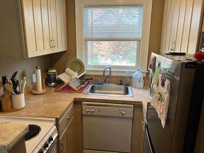 Building Photo - AVAILABLE FOR RENT!!! Well maintained 1 Be...
