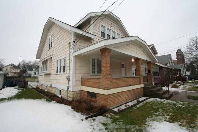 Building Photo - 233 Garfield Ave SW