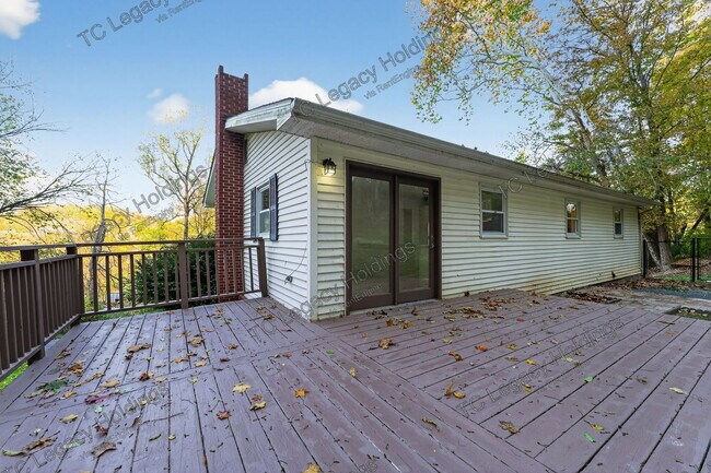 Building Photo - 320 Diamond Ave