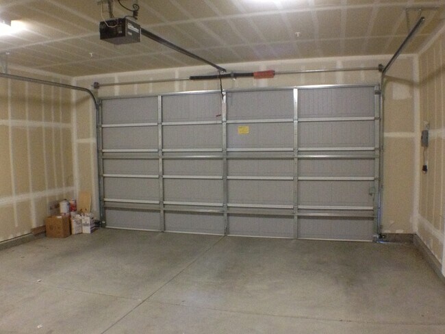 Building Photo - $2,300 Shepherd & Hwy 168, 3 Bedroom - N. ...