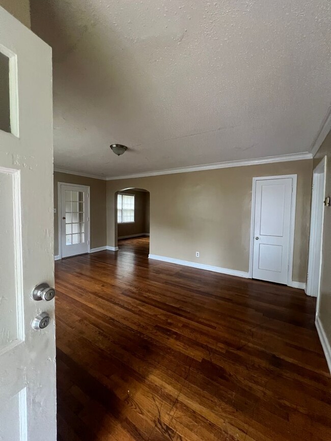 Building Photo - Beautiful and Spacious Section 8 friendly ...