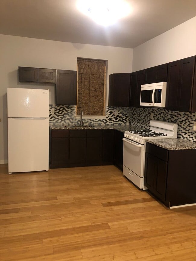 Building Photo - 3 bedroom 1.5 bathroom voucher holders wanted Baltimore City