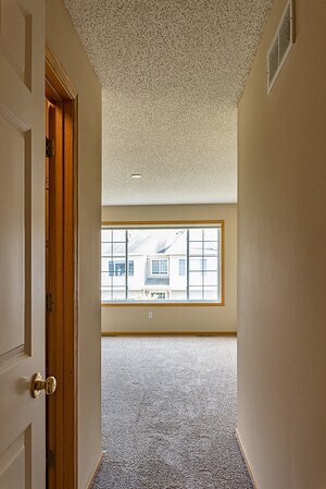 Building Photo - Like New 2 Bed/2 Bath Townhome With Amenit...