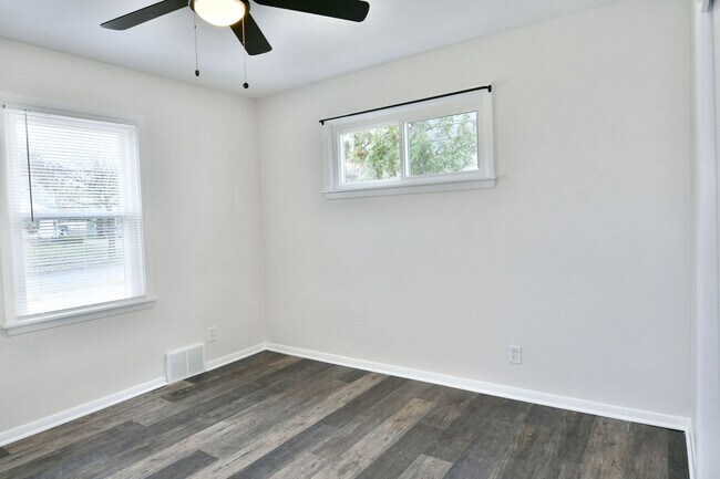 Building Photo - House for RENT in Girard!