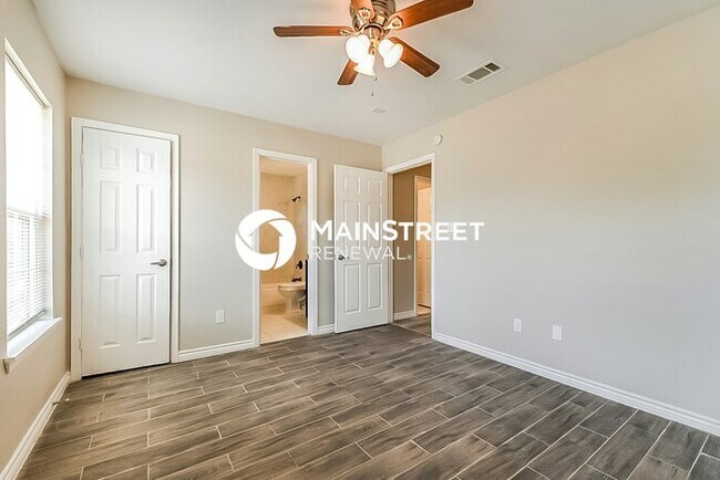 Building Photo - 3 Bedroom Pet-Friendly Home in Dallas, TX with Main Street Renewal