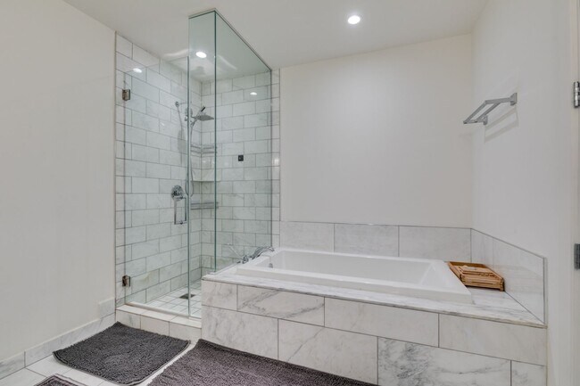 Building Photo - 4471 Dean Martin Dr
