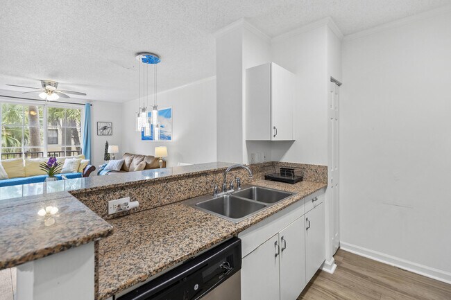 Building Photo - 630 S Sapodilla Ave