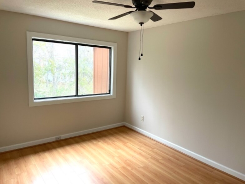Building Photo - 206 Rock Knoll Dr
