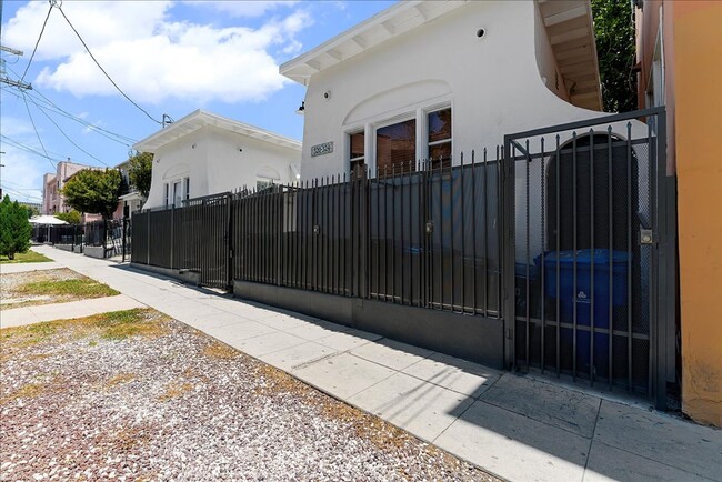 Building Photo - 322 1/4 Columbia Ave-